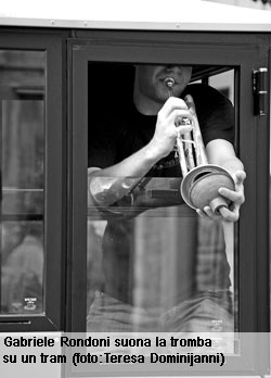 trombettista sul bus